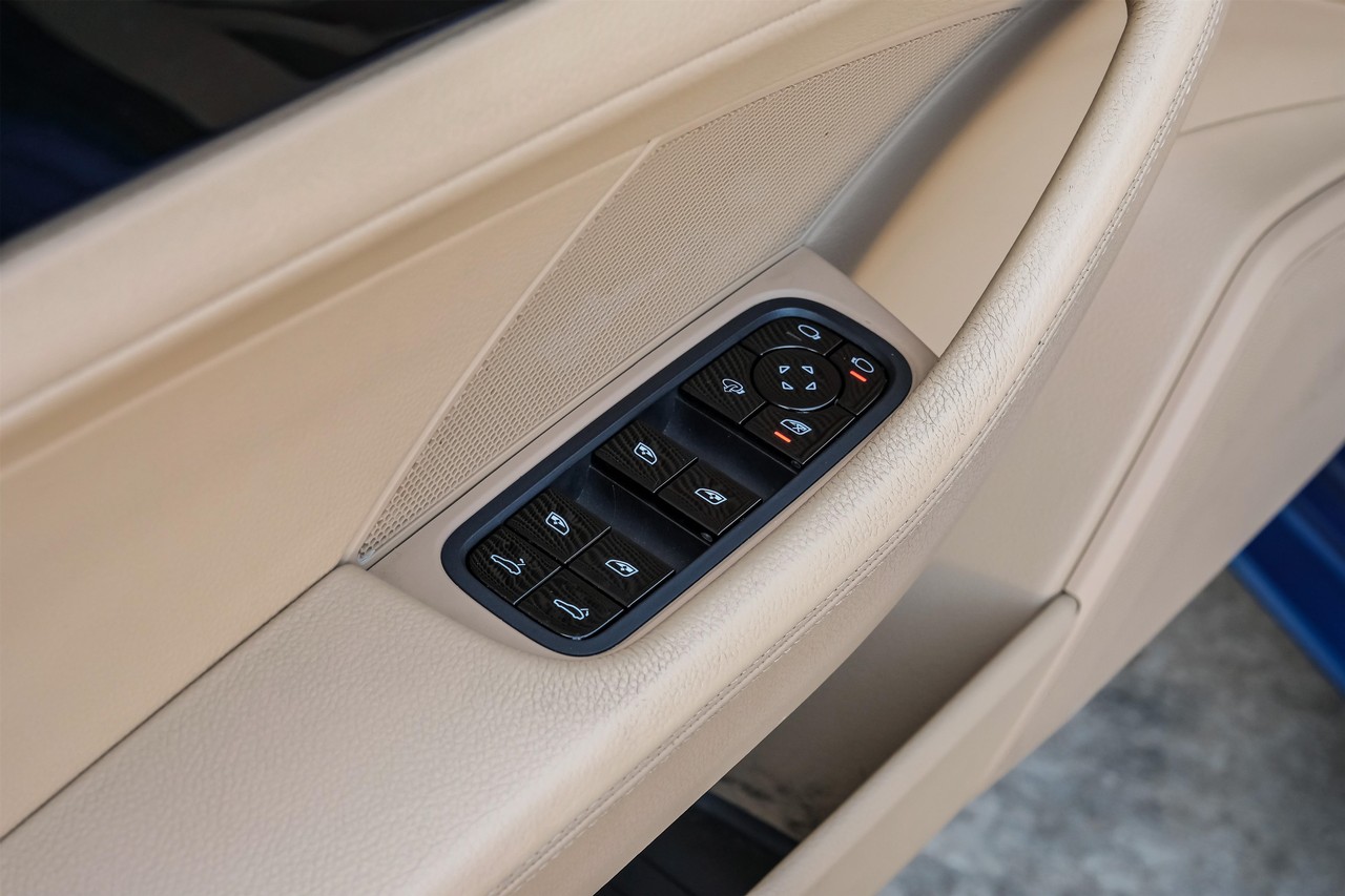 Porsche Panamera Vehicle Main Gallery Image 58