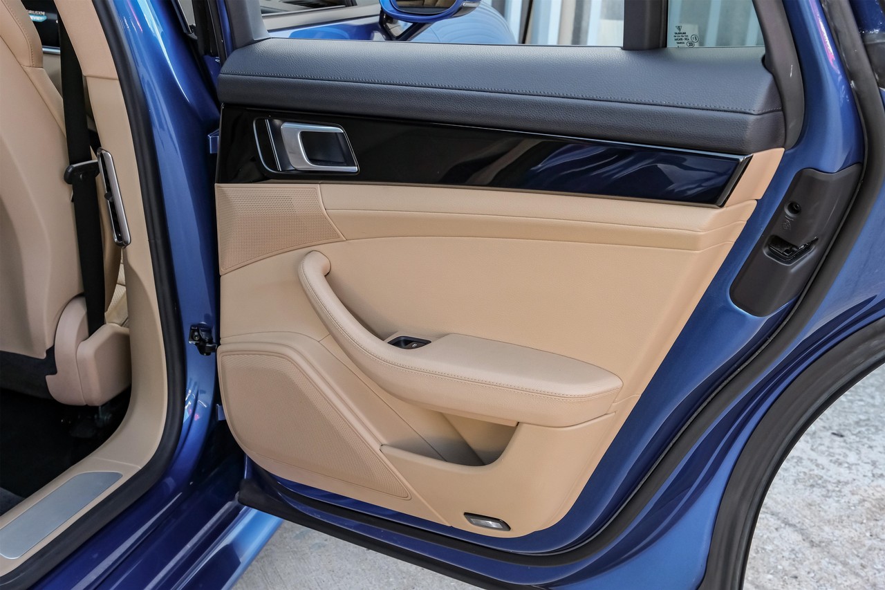 Porsche Panamera Vehicle Main Gallery Image 62