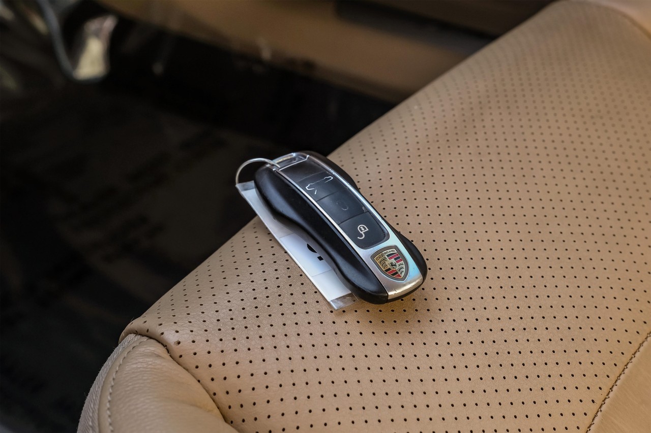 Porsche Panamera Vehicle Main Gallery Image 73