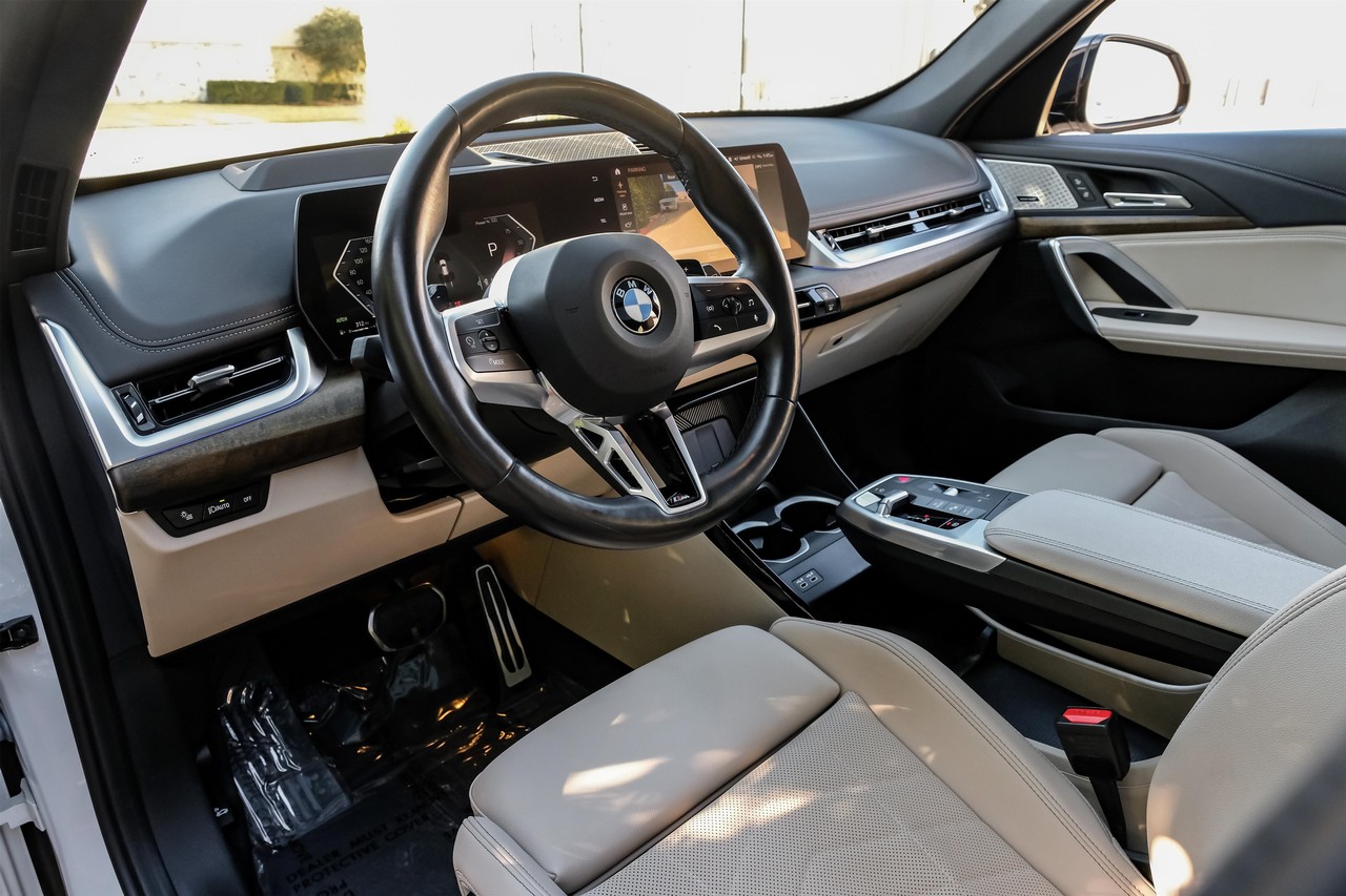 BMW X1 Vehicle Main Gallery Image 03