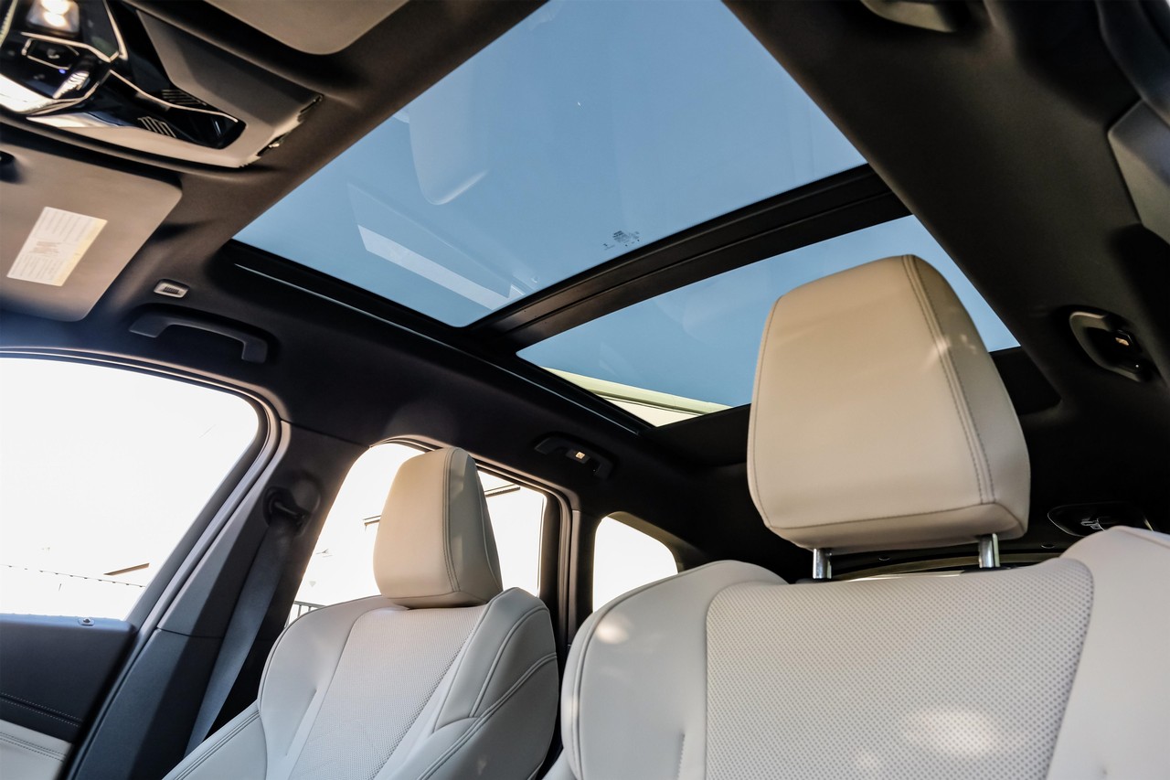 BMW X1 Vehicle Main Gallery Image 05