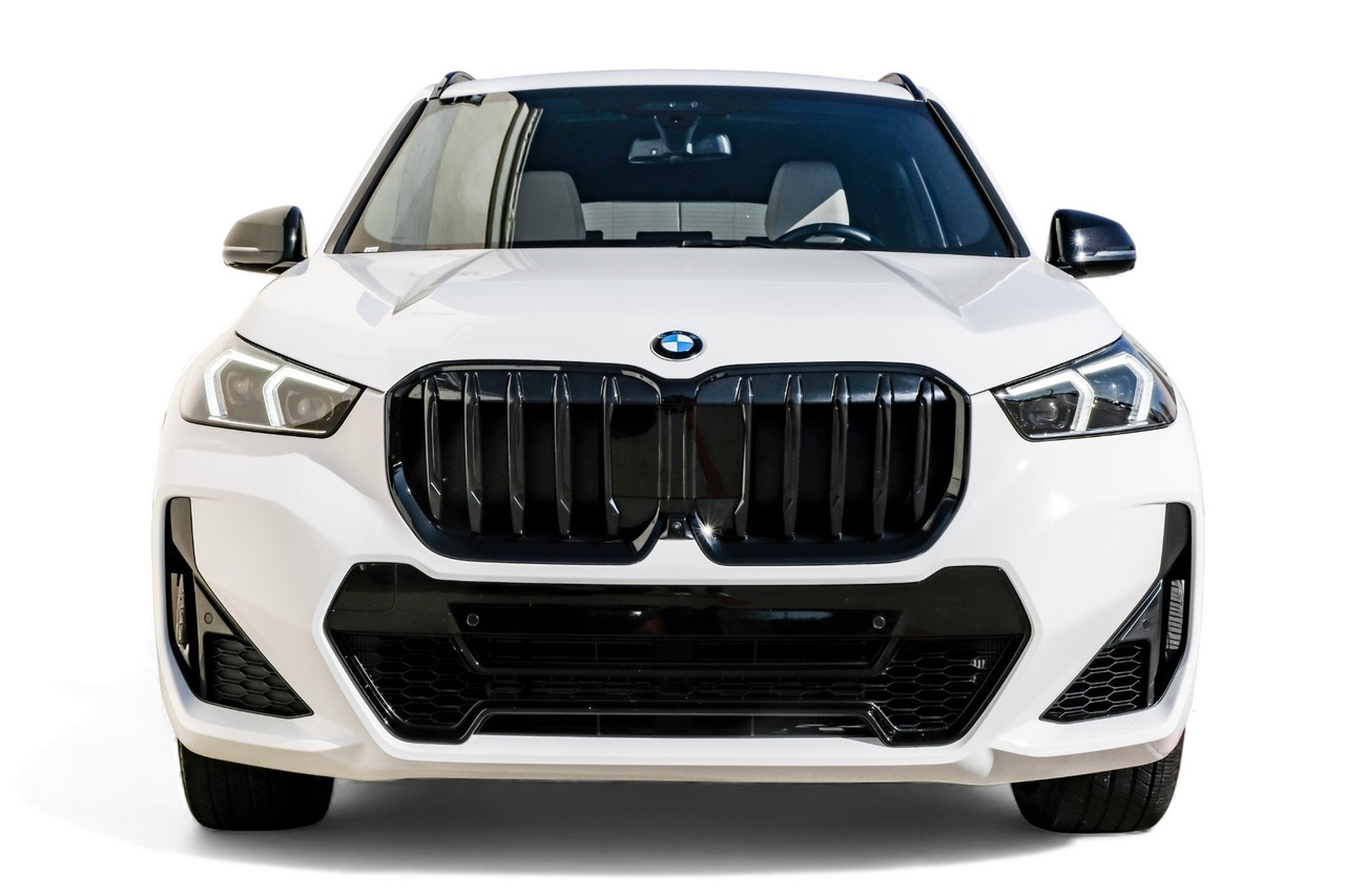 BMW X1 Vehicle Main Gallery Image 06