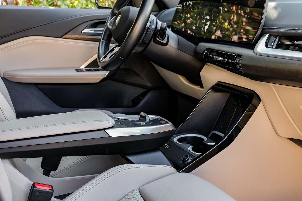 BMW X1 Vehicle Main Gallery Image 27