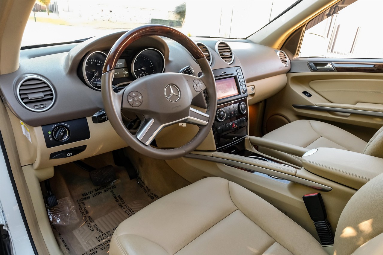 Mercedes-Benz M-Class Vehicle Main Gallery Image 03