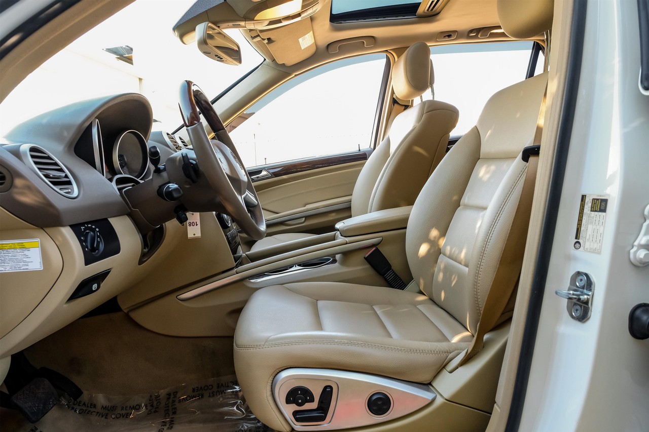 Mercedes-Benz M-Class Vehicle Main Gallery Image 04