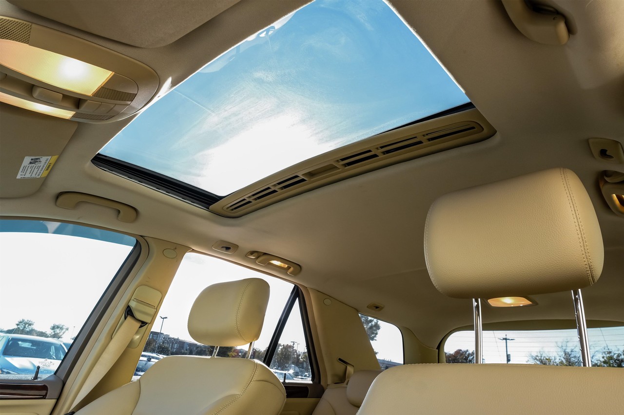 Mercedes-Benz M-Class Vehicle Main Gallery Image 05