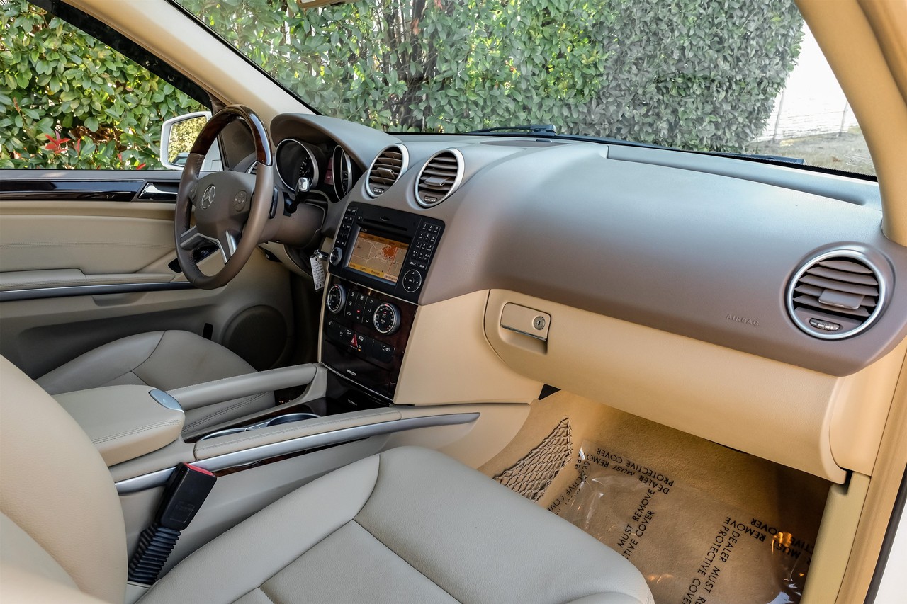 Mercedes-Benz M-Class Vehicle Main Gallery Image 13