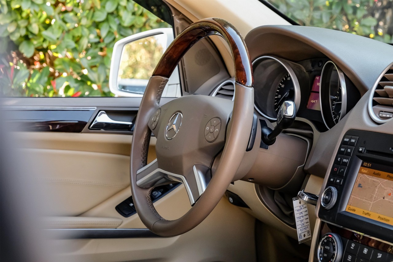 Mercedes-Benz M-Class Vehicle Main Gallery Image 14