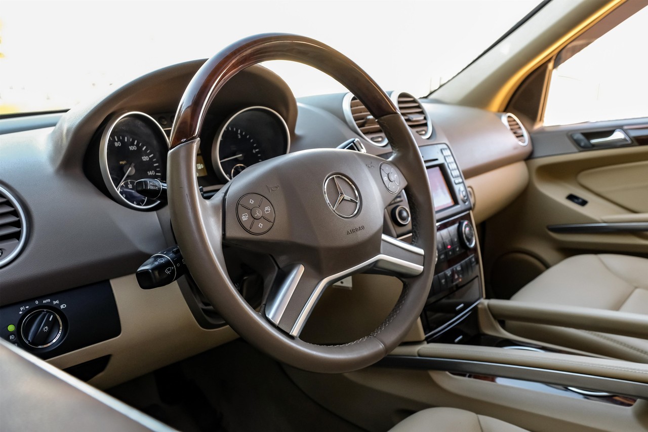 Mercedes-Benz M-Class Vehicle Main Gallery Image 16