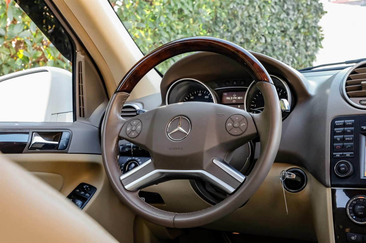 Mercedes-Benz M-Class Vehicle Main Gallery Image 17