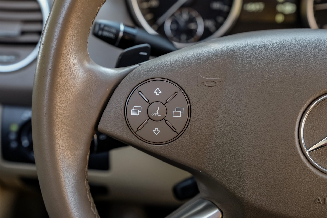 Mercedes-Benz M-Class Vehicle Main Gallery Image 18