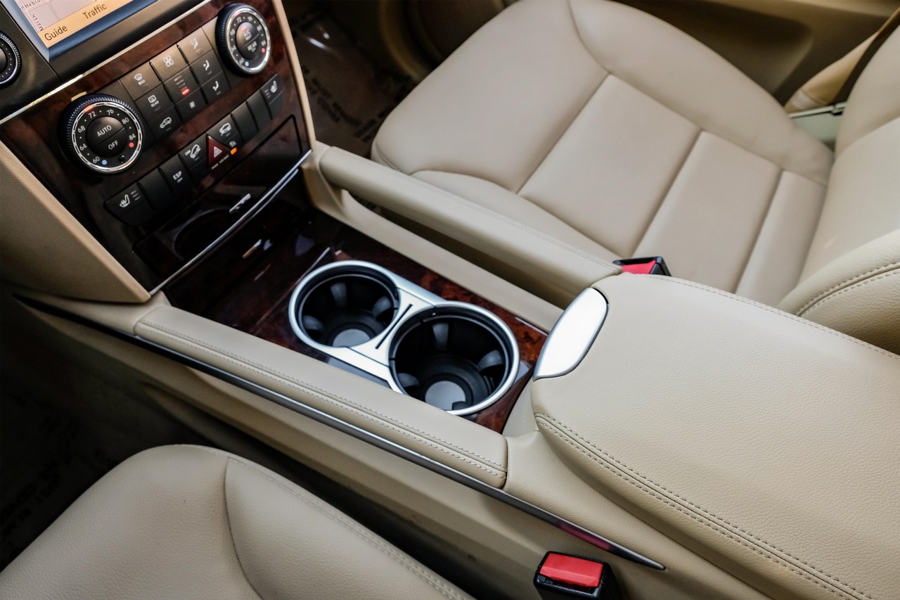 Mercedes-Benz M-Class Vehicle Main Gallery Image 26