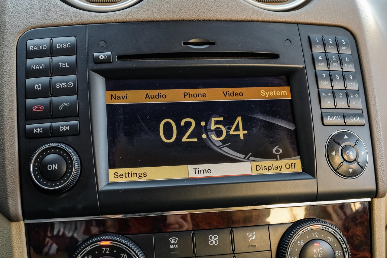 Mercedes-Benz M-Class Vehicle Main Gallery Image 32