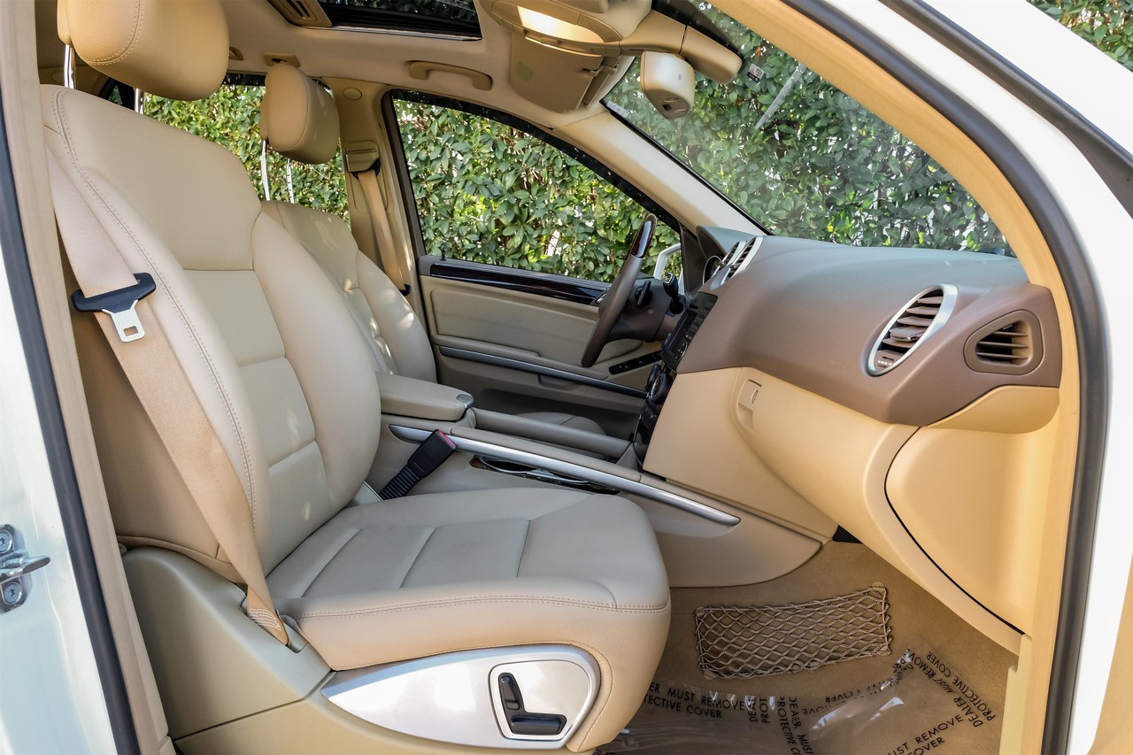 Mercedes-Benz M-Class Vehicle Main Gallery Image 35