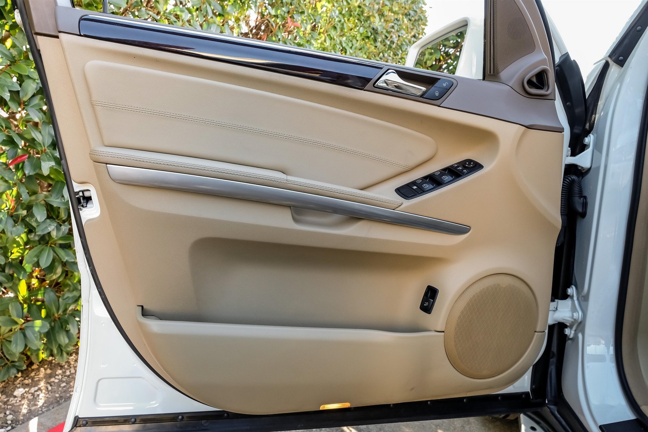 Mercedes-Benz M-Class Vehicle Main Gallery Image 43