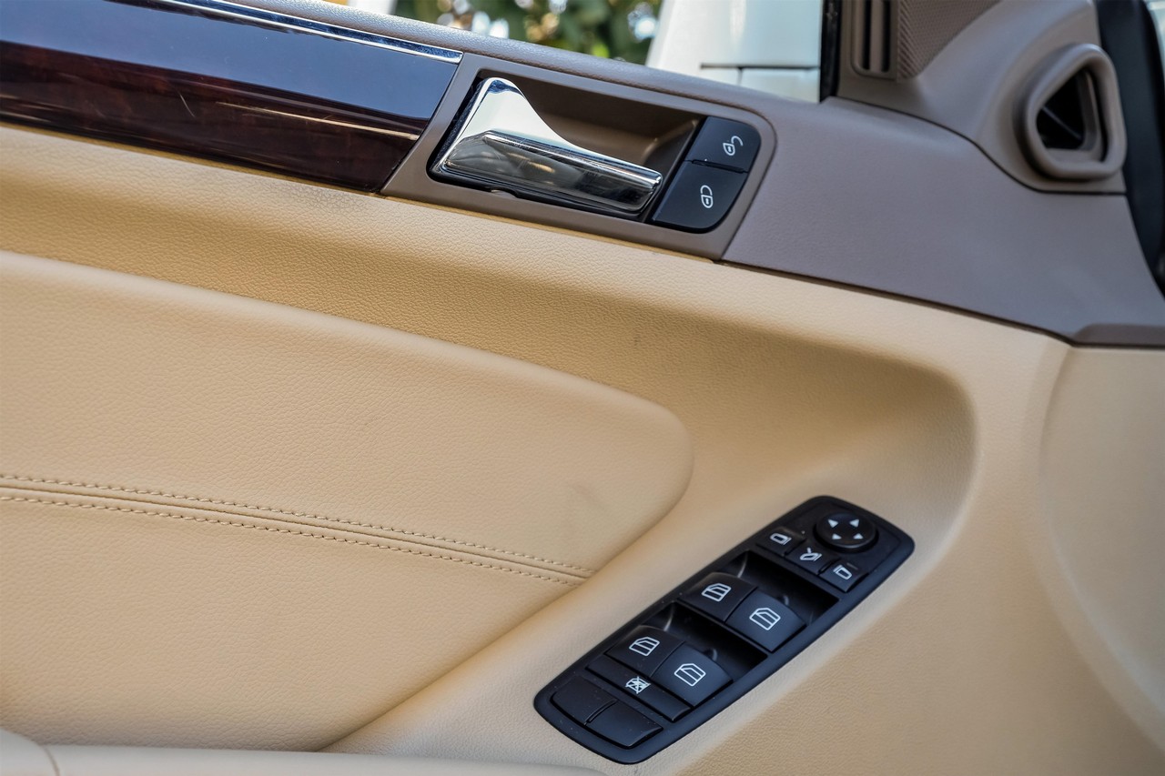 Mercedes-Benz M-Class Vehicle Main Gallery Image 44