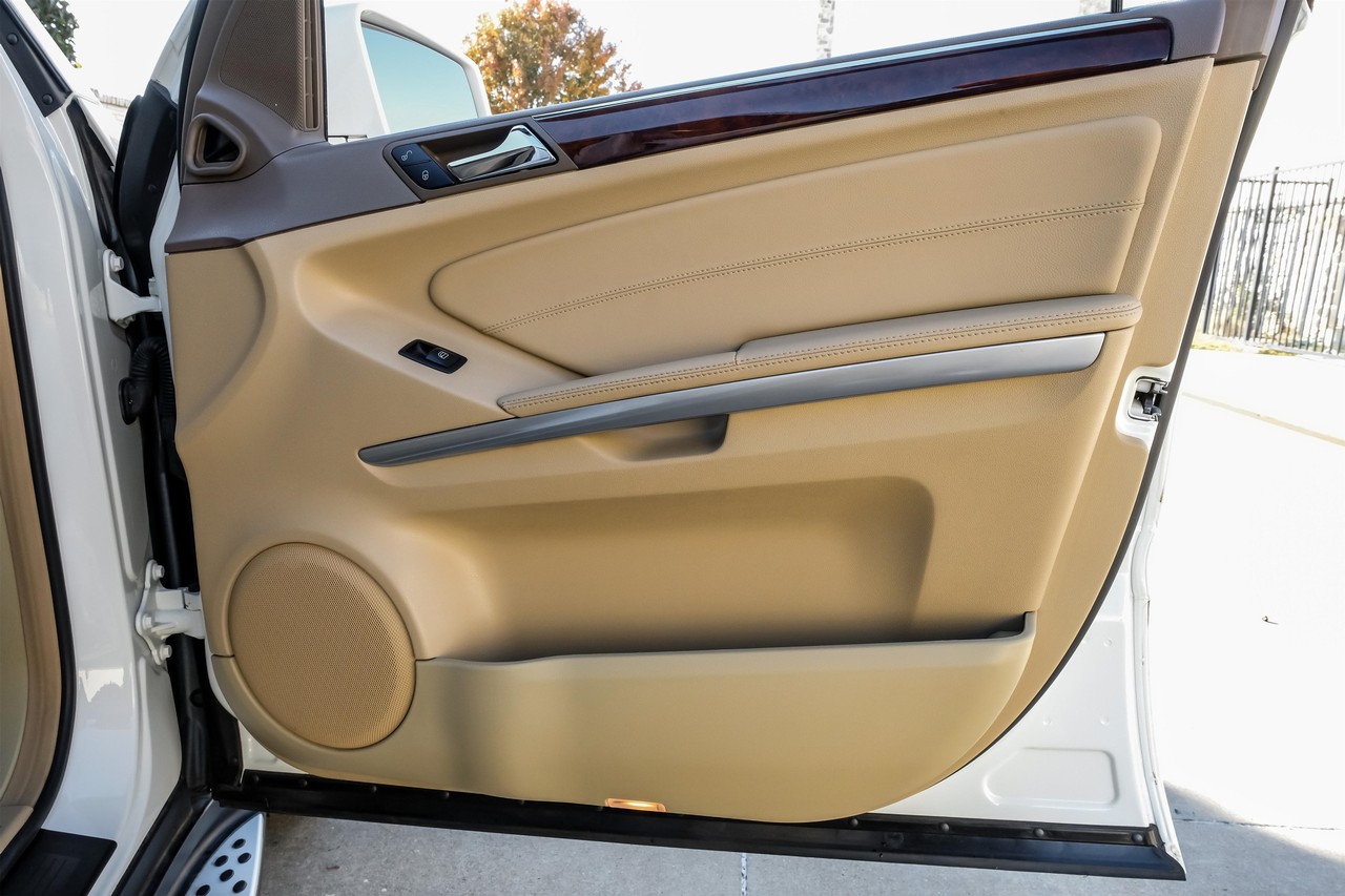 Mercedes-Benz M-Class Vehicle Main Gallery Image 45