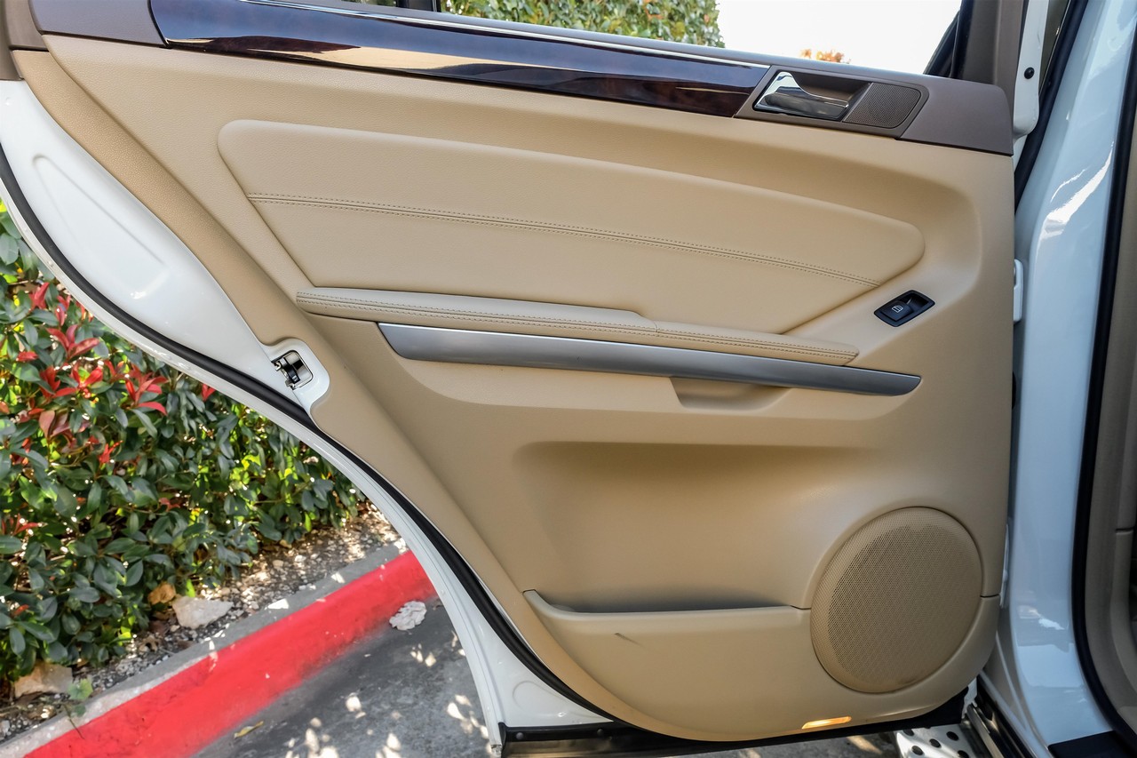 Mercedes-Benz M-Class Vehicle Main Gallery Image 46