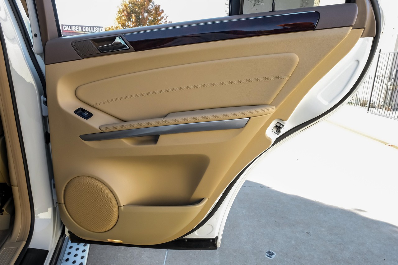 Mercedes-Benz M-Class Vehicle Main Gallery Image 47