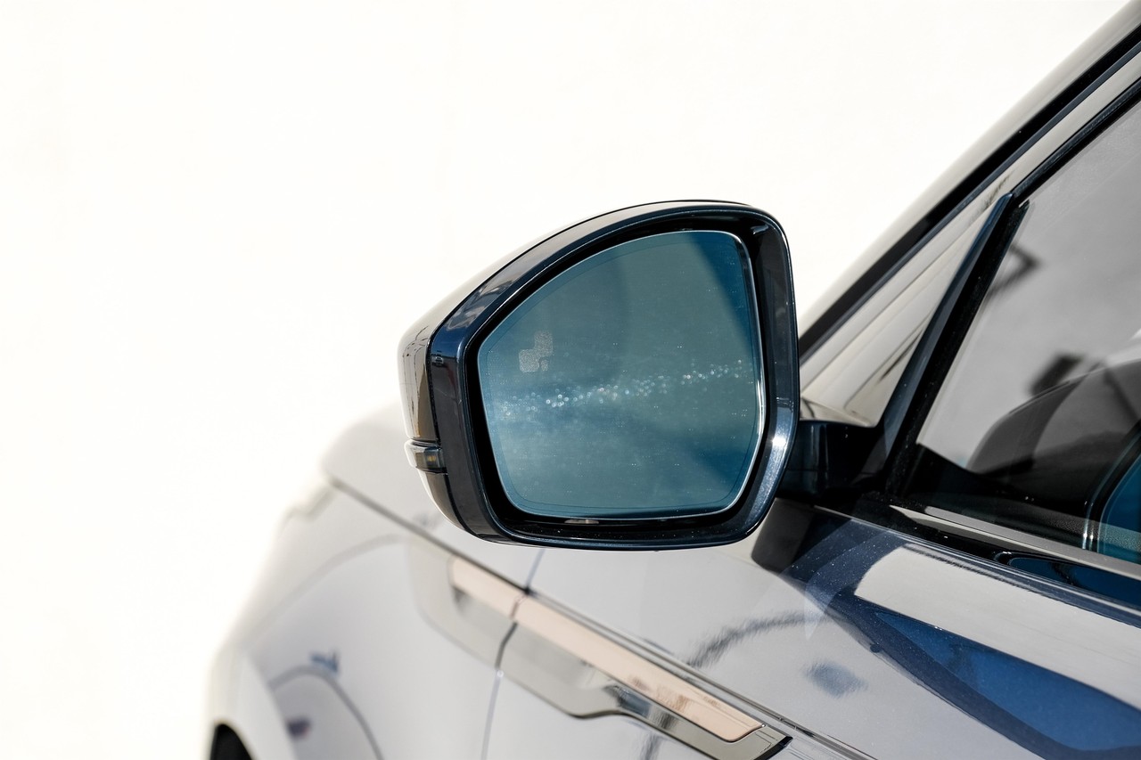 Land Rover Range Rover Velar Vehicle Main Gallery Image 40