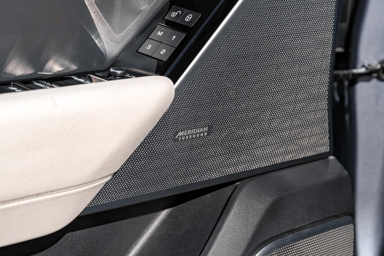 Land Rover Range Rover Velar Vehicle Main Gallery Image 43