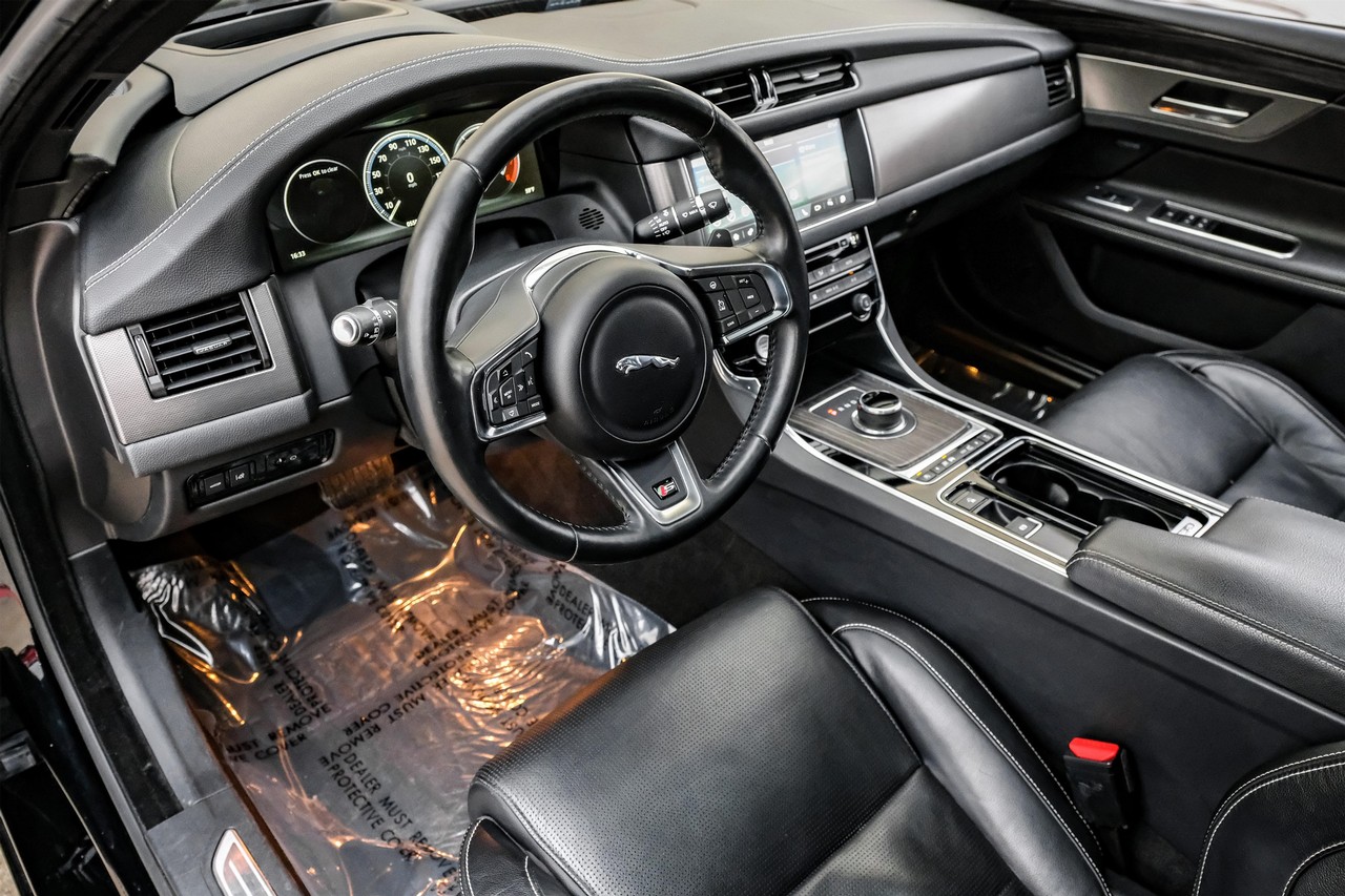 Jaguar XF Vehicle Main Gallery Image 03
