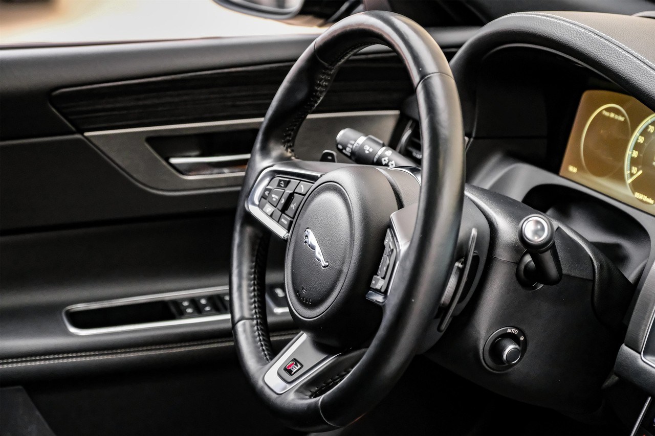 Jaguar XF Vehicle Main Gallery Image 14