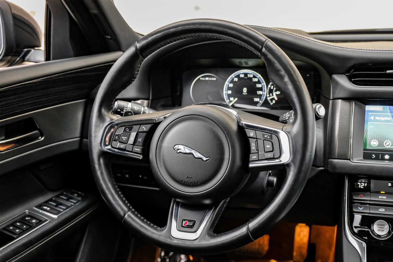 Jaguar XF Vehicle Main Gallery Image 17