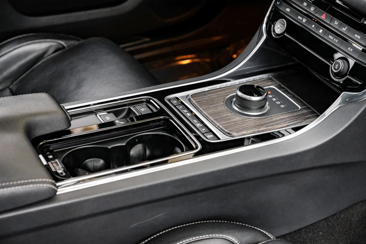 Jaguar XF Vehicle Main Gallery Image 24