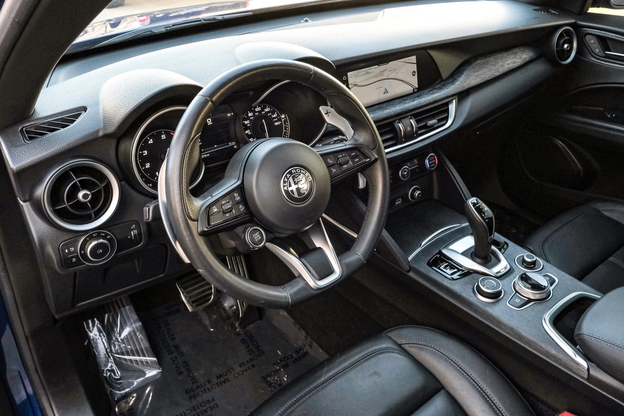 Alfa Romeo Stelvio Vehicle Main Gallery Image 03