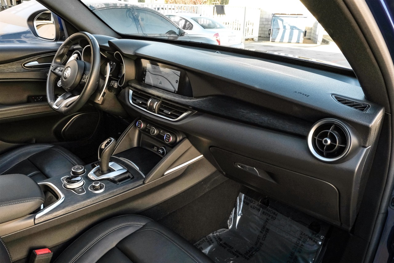 Alfa Romeo Stelvio Vehicle Main Gallery Image 10