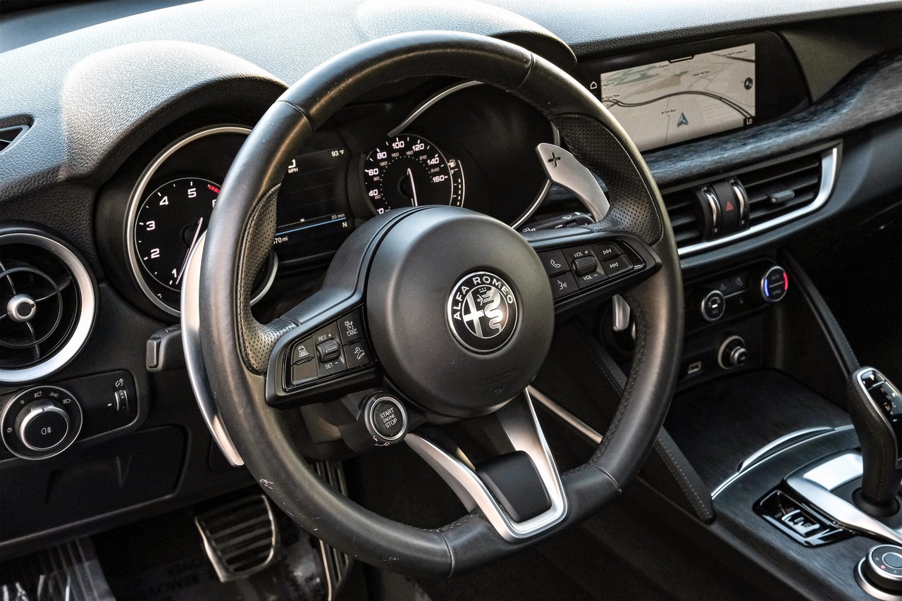 Alfa Romeo Stelvio Vehicle Main Gallery Image 13