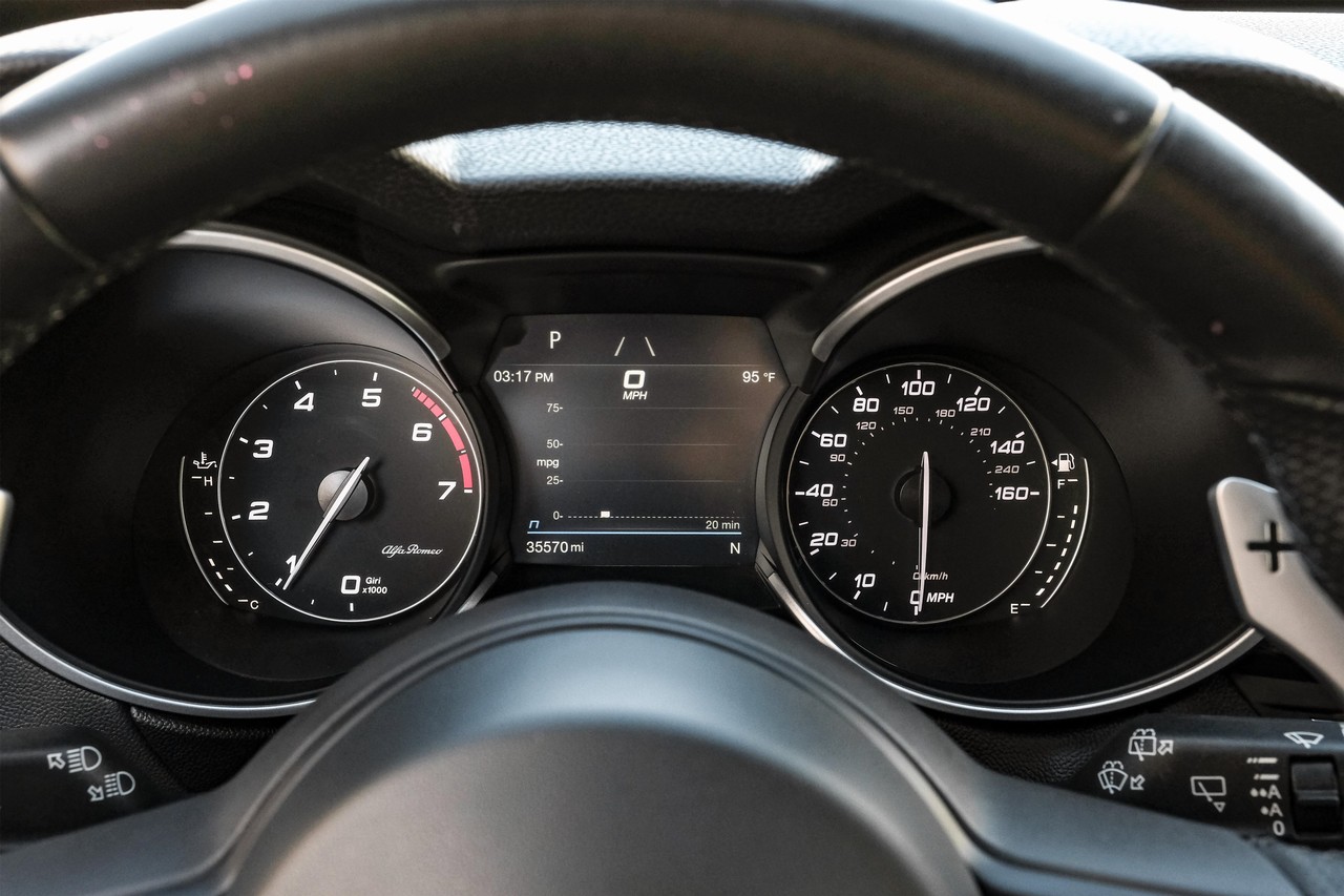 Alfa Romeo Stelvio Vehicle Main Gallery Image 18