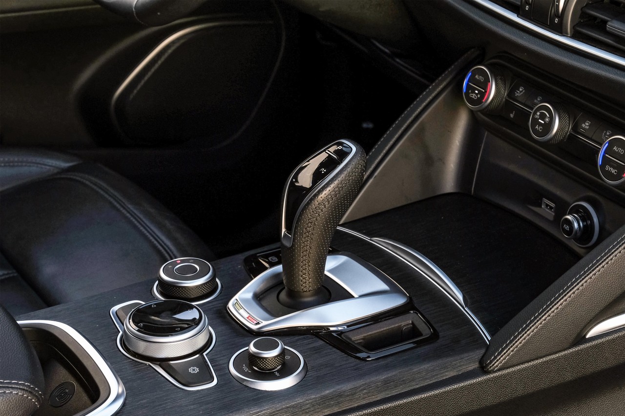 Alfa Romeo Stelvio Vehicle Main Gallery Image 22