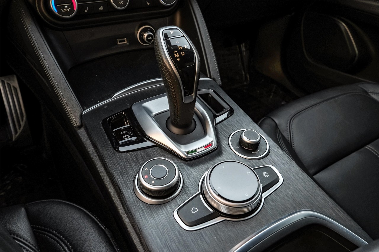 Alfa Romeo Stelvio Vehicle Main Gallery Image 23