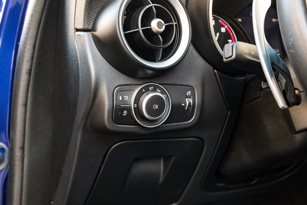 Alfa Romeo Stelvio Vehicle Main Gallery Image 26