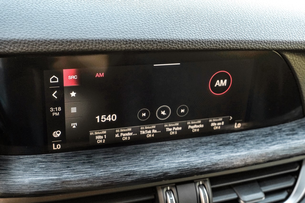 Alfa Romeo Stelvio Vehicle Main Gallery Image 28