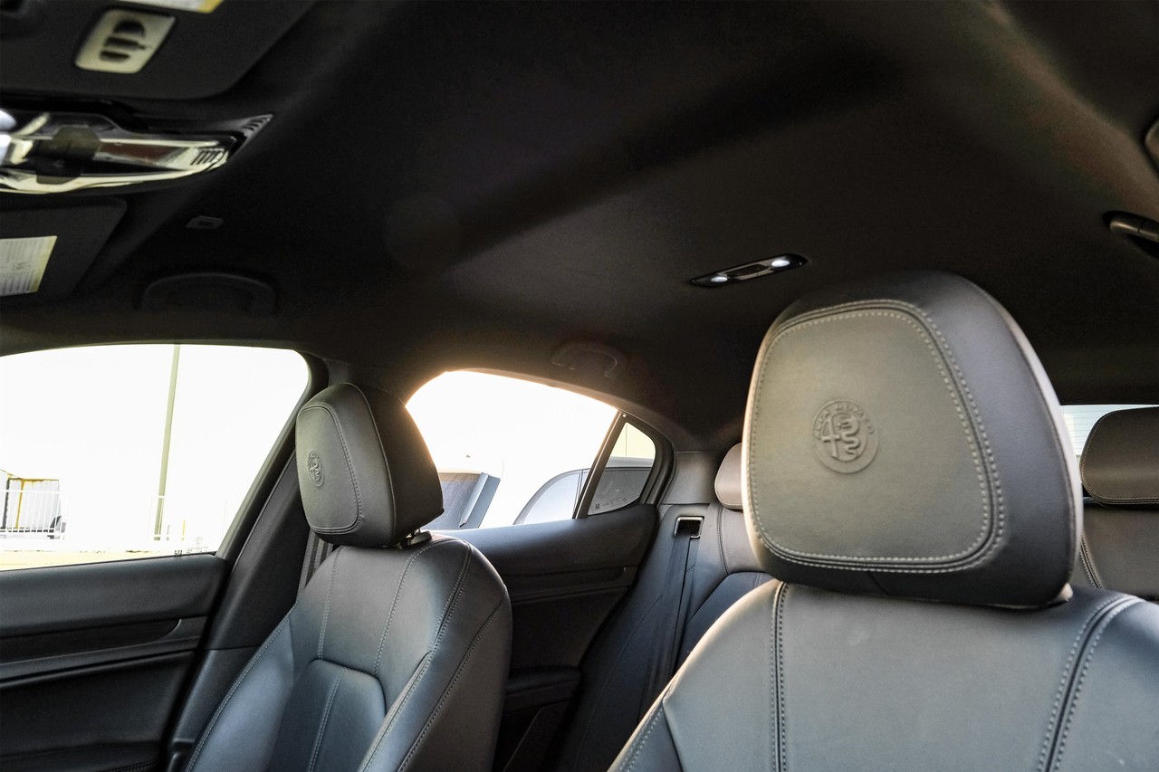 Alfa Romeo Stelvio Vehicle Main Gallery Image 29