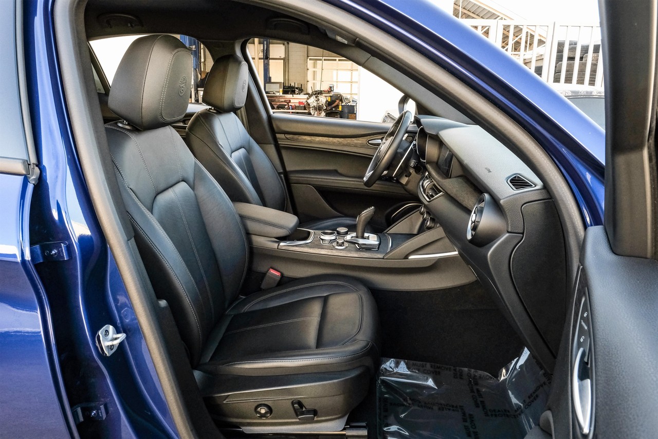 Alfa Romeo Stelvio Vehicle Main Gallery Image 30