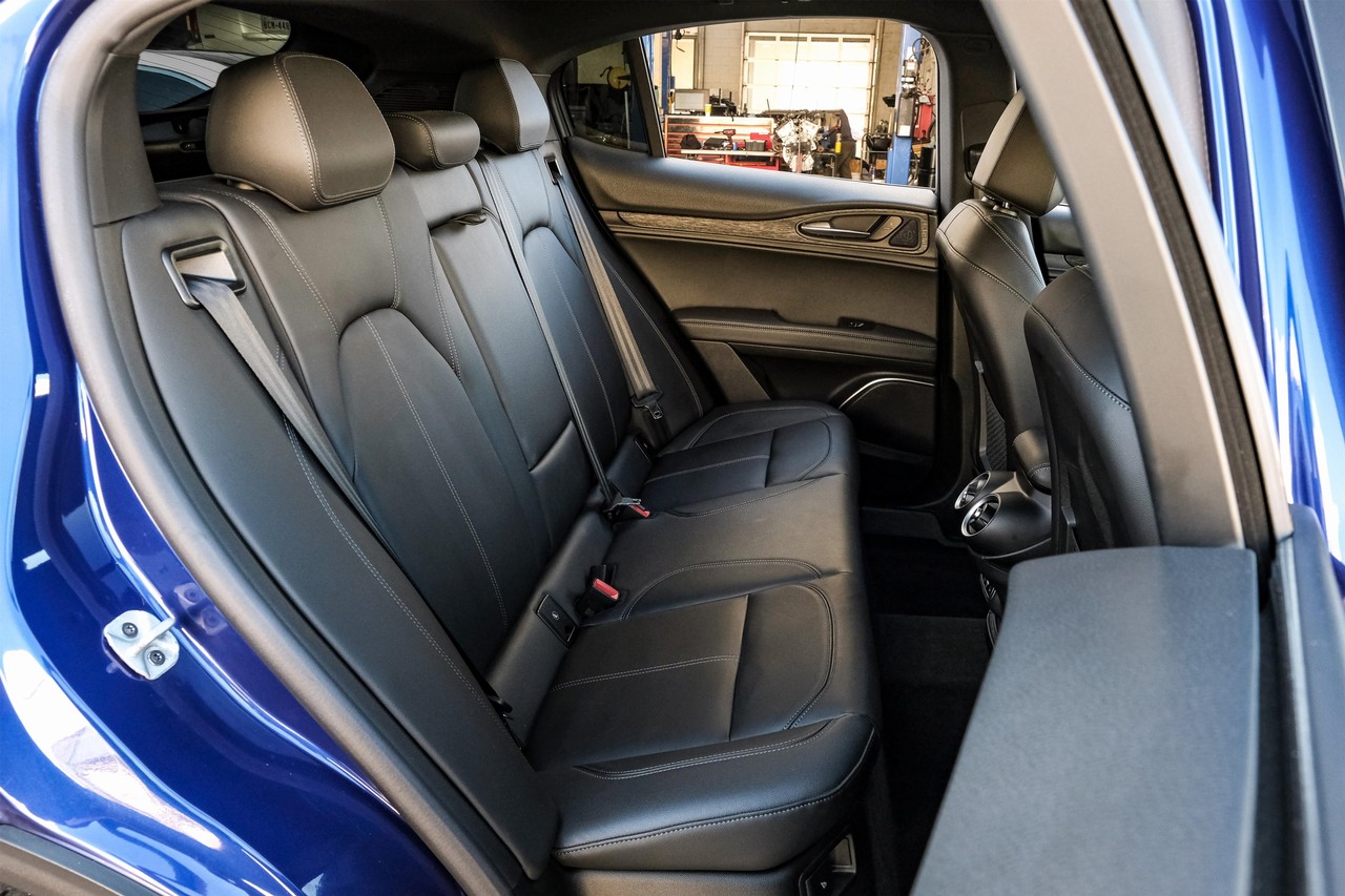 Alfa Romeo Stelvio Vehicle Main Gallery Image 33