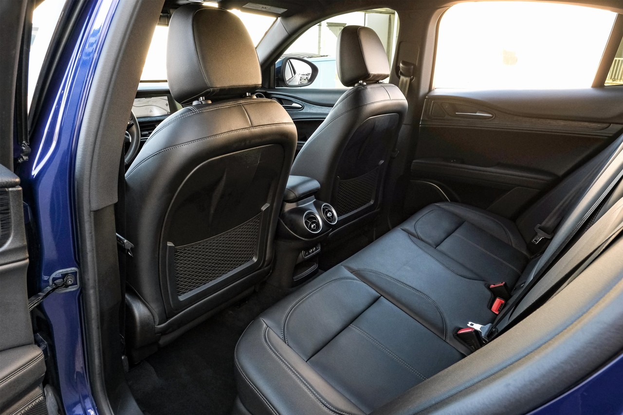 Alfa Romeo Stelvio Vehicle Main Gallery Image 36