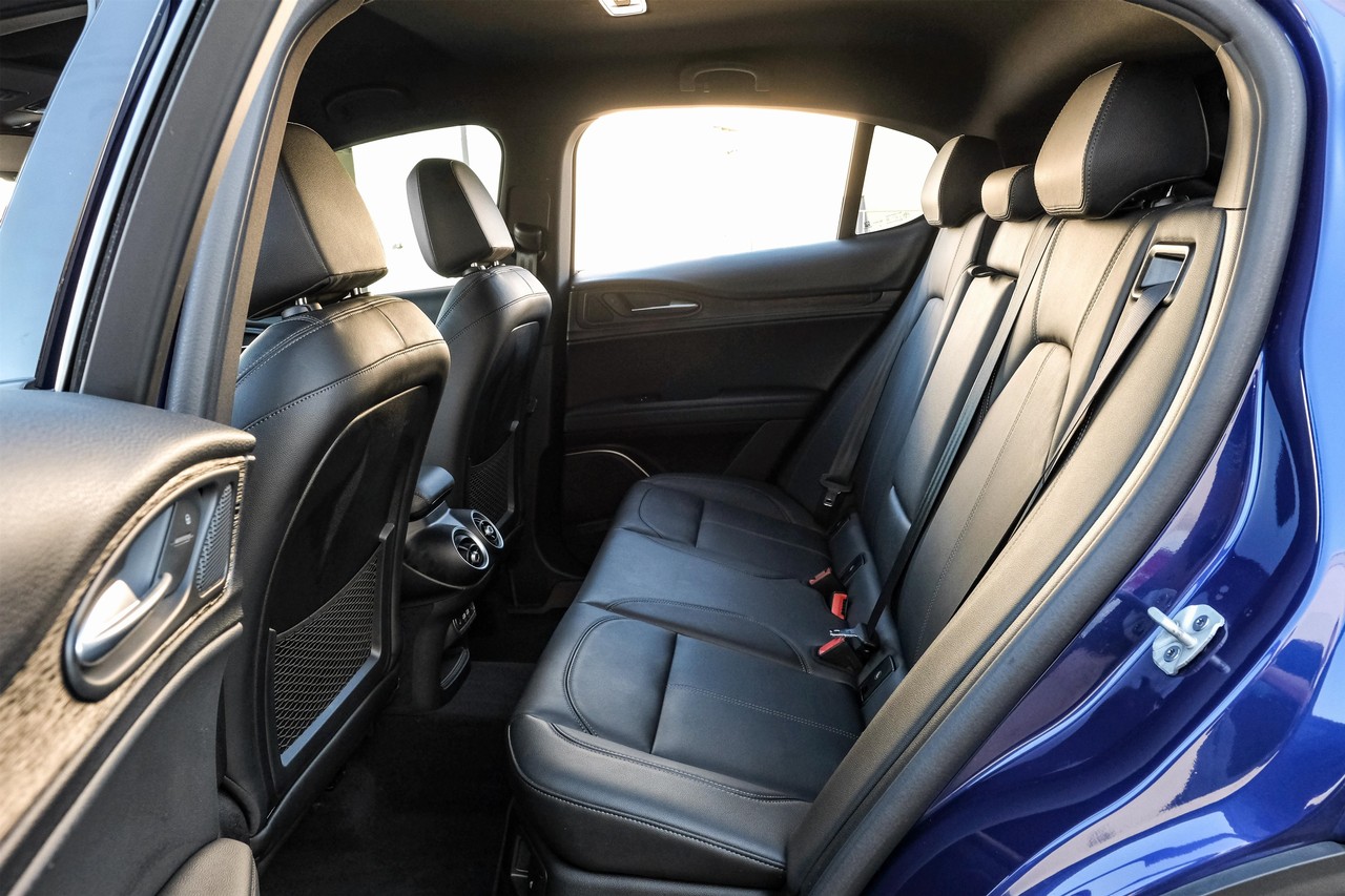 Alfa Romeo Stelvio Vehicle Main Gallery Image 37