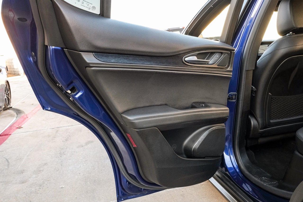 Alfa Romeo Stelvio Vehicle Main Gallery Image 43