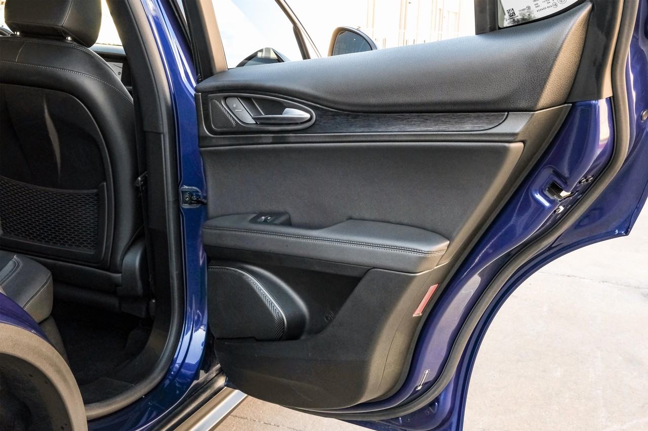 Alfa Romeo Stelvio Vehicle Main Gallery Image 44