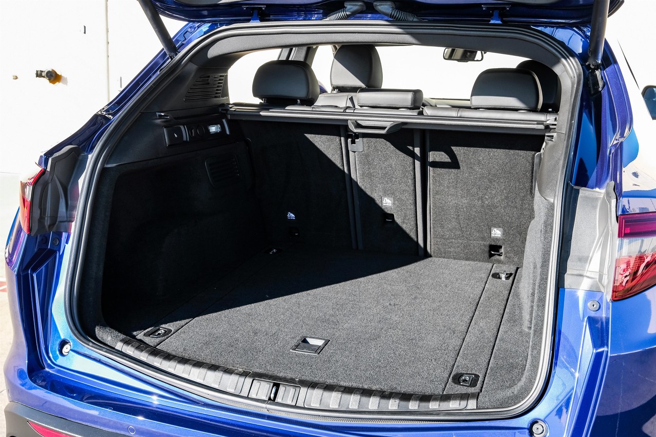 Alfa Romeo Stelvio Vehicle Main Gallery Image 48