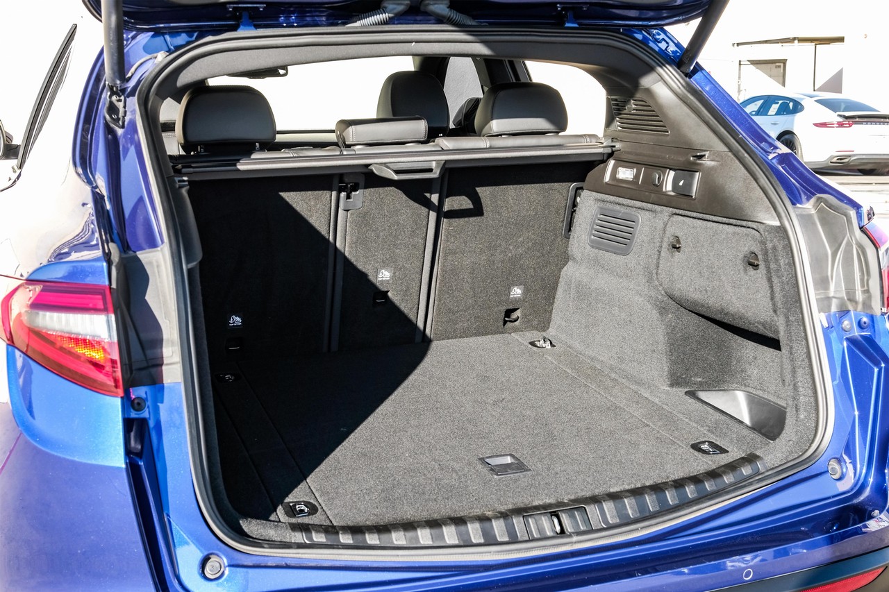 Alfa Romeo Stelvio Vehicle Main Gallery Image 49