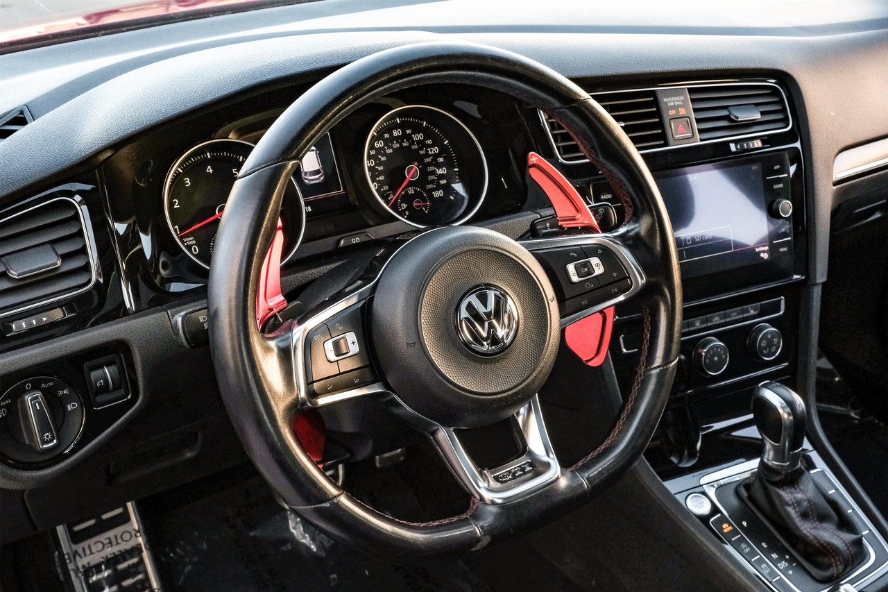 Volkswagen Golf GTI Vehicle Main Gallery Image 15