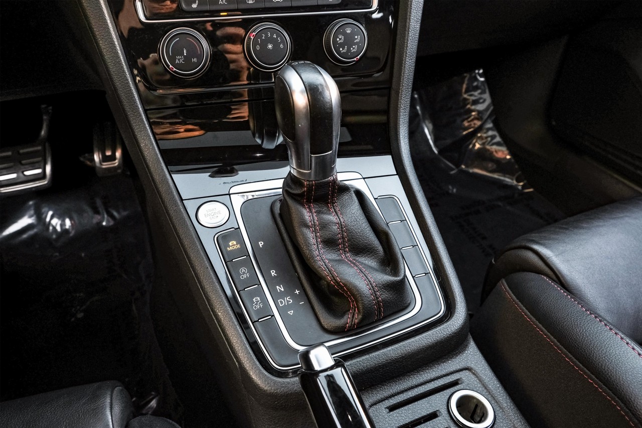 Volkswagen Golf GTI Vehicle Main Gallery Image 25