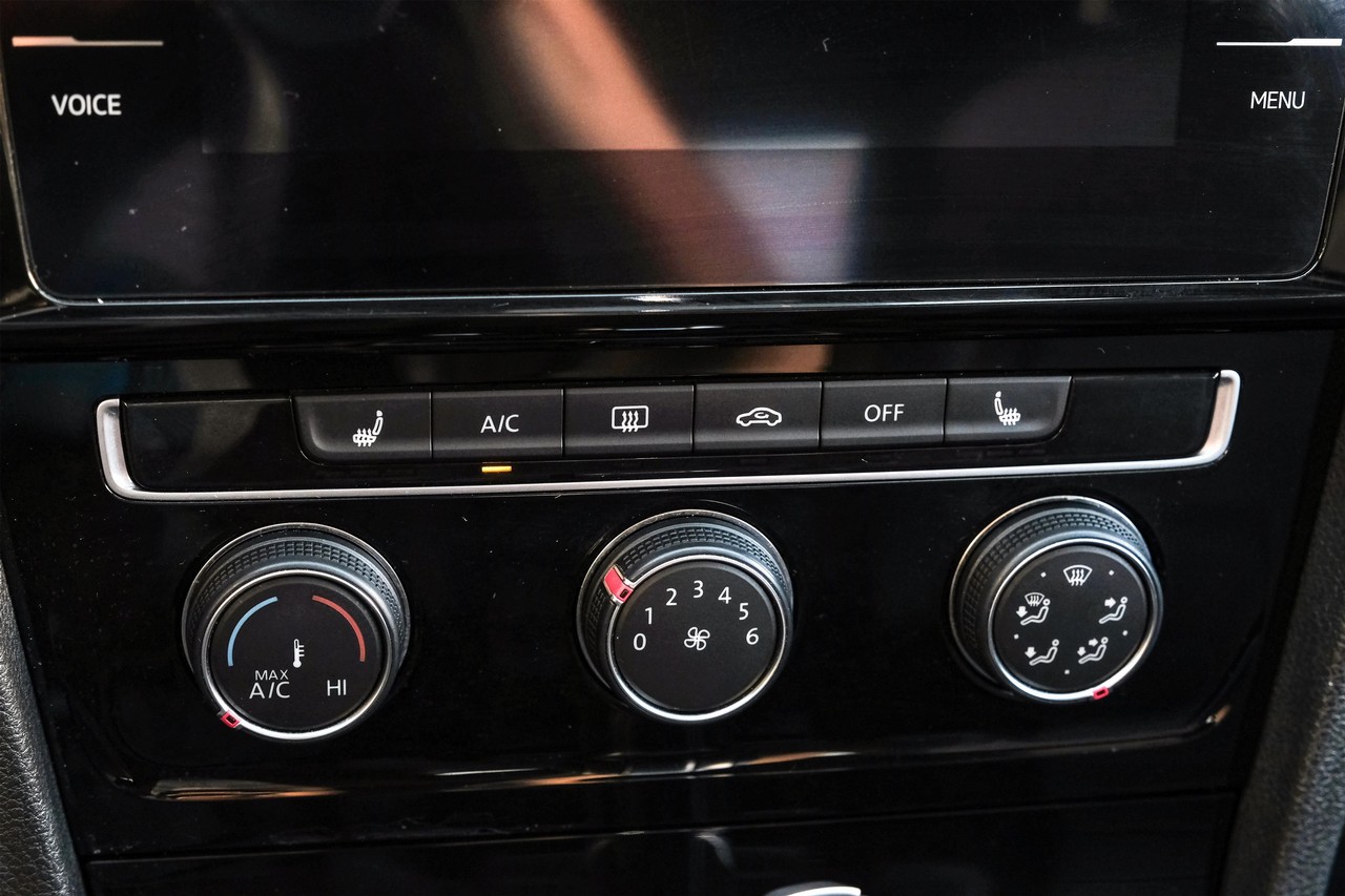 Volkswagen Golf GTI Vehicle Main Gallery Image 27