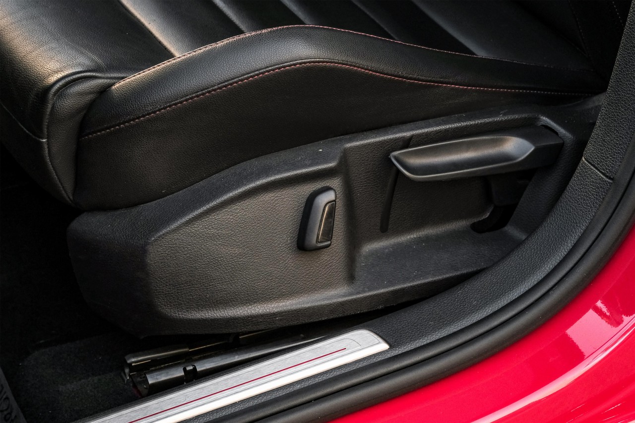 Volkswagen Golf GTI Vehicle Main Gallery Image 32